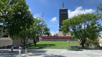 他們?cè)谶@一天來(lái)到淞滬抗戰(zhàn)紀(jì)念館，“要讓下一代記住這段歷史”