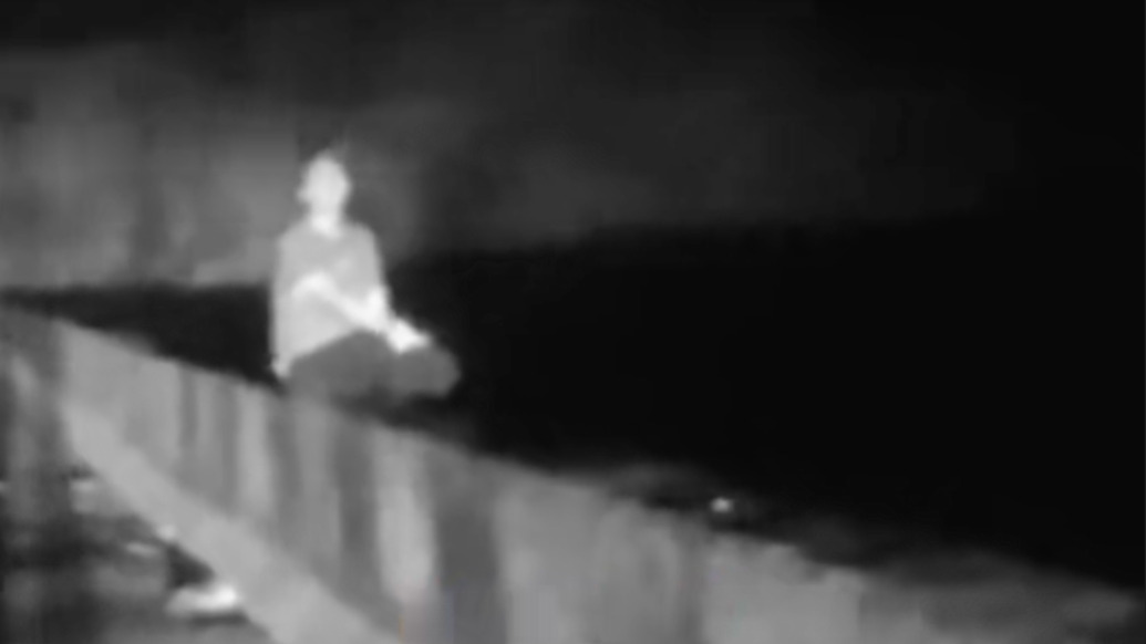 民警出警與輕生男子共賞《將進酒》：邊穩(wěn)定情緒，邊策劃施救