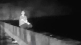民警出警與輕生男子共賞《將進(jìn)酒》：邊穩(wěn)定情緒，邊策劃施救