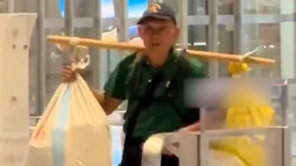 挑著沉甸甸的愛！老人挑著土雞和雞蛋坐6小時(shí)火車，看望剛添新成員的兒子一家