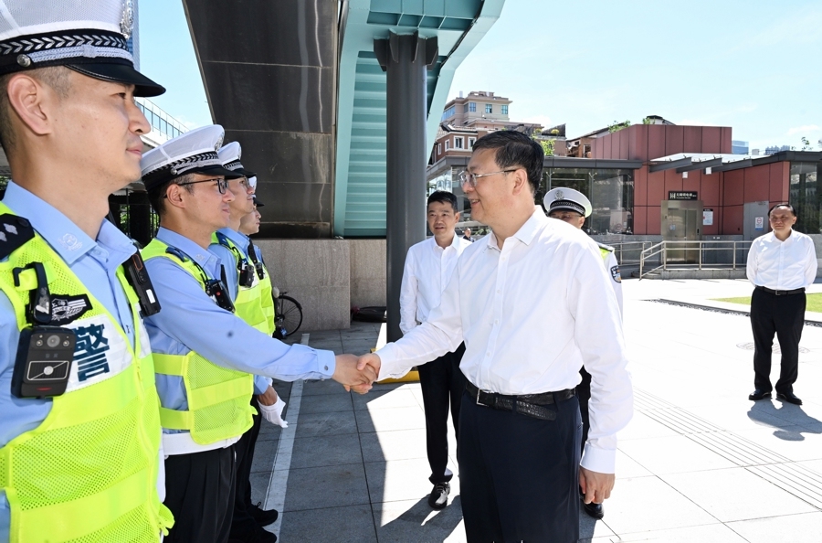 确保城市始终安全有序、群众安心放心度夏，上海市领导慰问奋战一线的广大劳动者