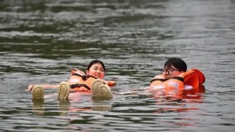 央媒：坐電梯爬山、躺平式漂流，“窩囊游”走紅給文旅市場上課