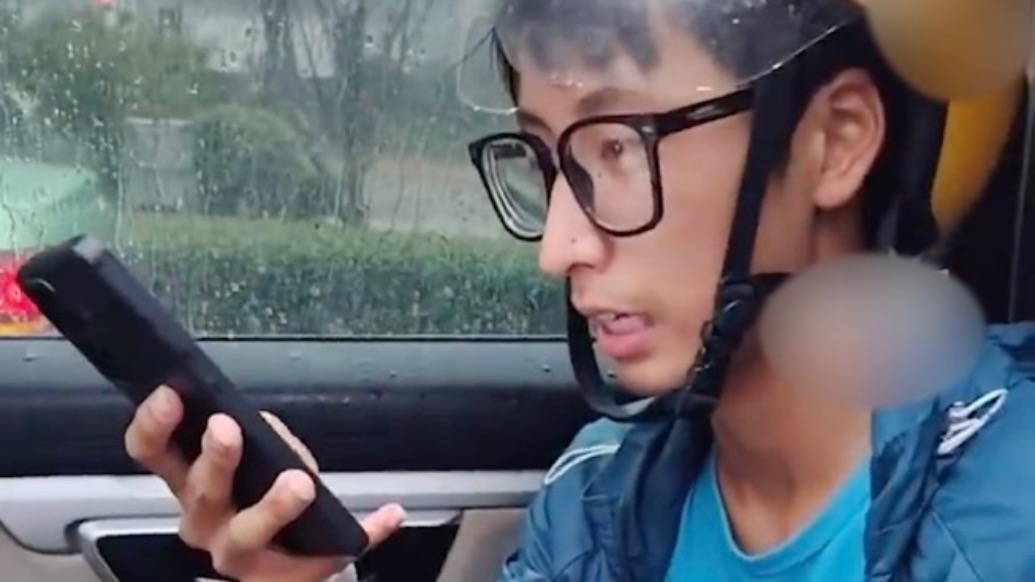 18歲男生暑假送外賣遇大雨壓單，爸媽開汽車來幫忙