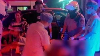 你救人，我護(hù)你！男子營救落水兒童后身體不適，交警為他開道送醫(yī)