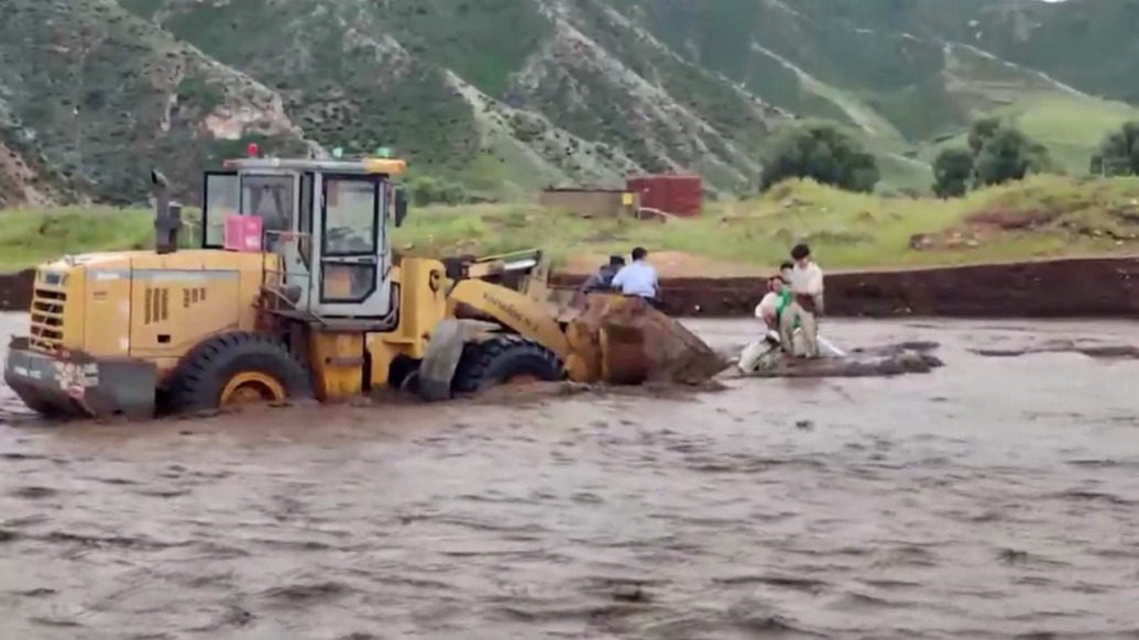 洪水淹沒(méi)轎車(chē)，4人絕望時(shí)刻民警坐著鏟車(chē)來(lái)了