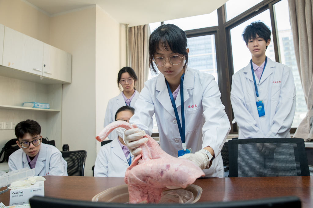 经历骨髓移植和双肺移植，20岁白血病女孩恢复得怎么样？