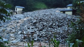 云南怒江大雨引發(fā)泥石流：已致1人遇難、有人員失聯(lián)