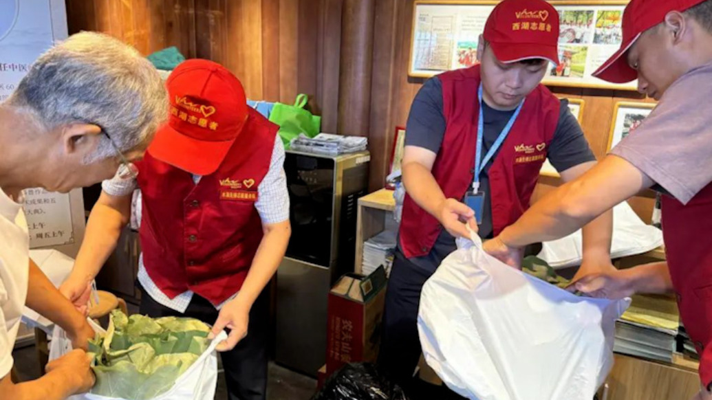 西湖荷葉蓮蓬愛心義賣開啟：10元一份，“吃到了才沒遺憾”