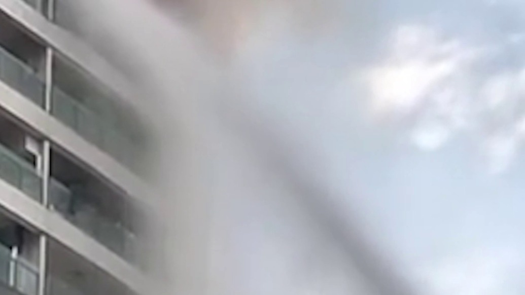 廣州一小區(qū)17樓起火，隔壁19樓鄰居持水槍噴射20分鐘協(xié)助滅火