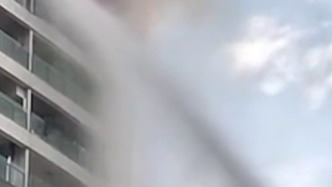 廣州一小區(qū)17樓起火，隔壁19樓鄰居持水槍噴射20分鐘協(xié)助滅火