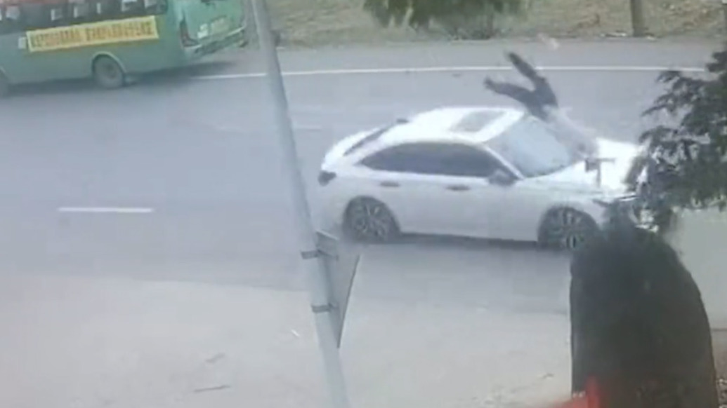 “鬼探頭”式過馬路，行人受傷車頭變形雙方同等責任