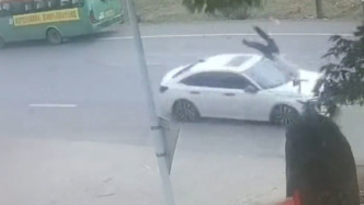 “鬼探頭”式過(guò)馬路，行人受傷車(chē)頭變形雙方同等責(zé)任