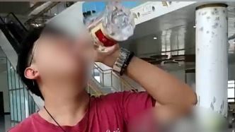 男生帶瓶開過封的五糧液上高鐵被攔，當(dāng)場兩分鐘喝完