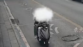 少年骑改装电动车遇检查慌不择路连连摔跤，交警进行安全教育