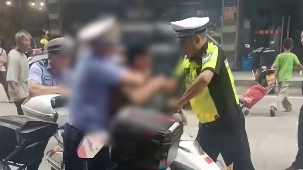 湖南新化一摩托車司機被3名交警控制，當(dāng)?shù)鼗貞?yīng)：無證駕駛涉嫌酒駕