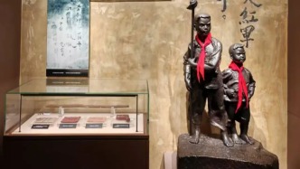 井冈山革命博物馆寻人：给“小英雄”雕塑戴红领巾的少年们，我们在找你