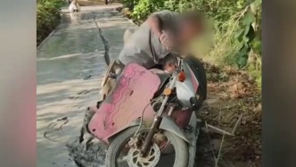 襄阳一老汉不顾劝阻骑摩托碾压刚浇筑水泥路，工人无奈返工