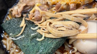 網(wǎng)友稱麻辣燙外賣吃出“百潔布”，商家：煮菜師傅疏忽大意，已開除