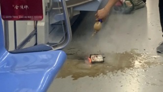 南京地鐵通報一乘客的充電寶在車廂中自燃冒煙：工作人員已處置