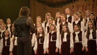 聚焦布拉格童聲合唱團(tuán)性侵事件影片，遭受害者控訴二次傷害