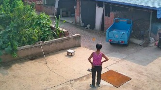 72歲“叛逆”大爺在家試駕三輪車連撞墻，兒女查監(jiān)控發(fā)現(xiàn)后勸阻