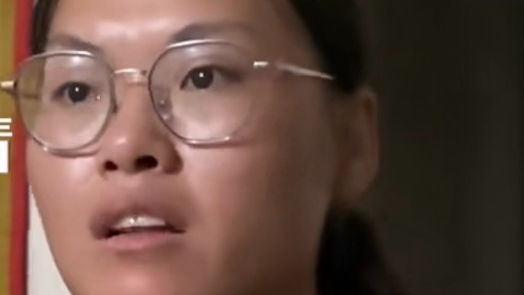 “愿至親少受折磨！”00后女孩邊看書邊擺攤，照顧三個(gè)生病家人