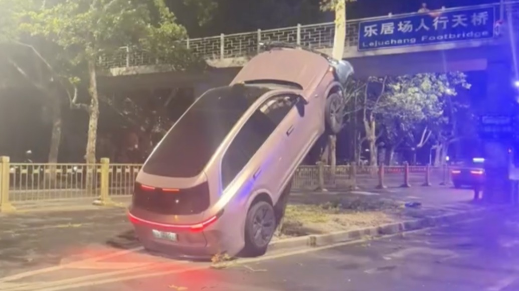 新能源汽车开到树上?西安警方:司机操作不当,已排除酒驾毒驾