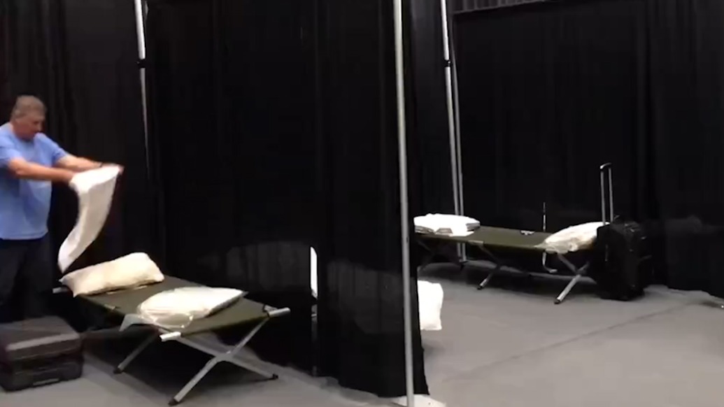 報道“普特會”住體育館睡行軍床，俄媒記者直呼：大開眼界