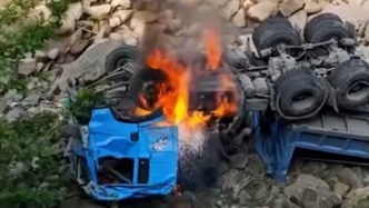 貨車撞破護欄翻落河道起火，四川宜賓交警：駕駛員暫無生命危險