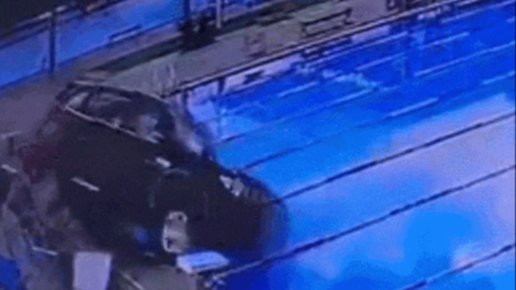 東莞一車(chē)輛撞倒圍欄開(kāi)進(jìn)游泳池,救生員救出車(chē)內(nèi)一名女性及一名男童