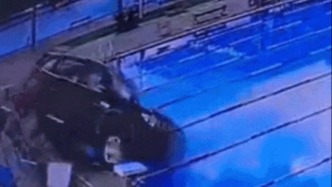 東莞一車輛撞倒圍欄開進(jìn)游泳池，救生員救出車內(nèi)一名女性及一名男童