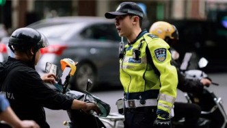 上海的“卷卷”警官意外出圈，還撞臉演員張譯？本人回應(yīng)
