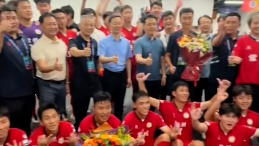 蘇超常州隊取得首勝，市委書記、市長賽后送花祝賀