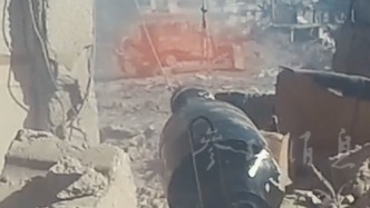 哈马斯近距离伏击以军装甲推土机，从废墟中开火一发击中