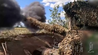 无人电子干扰车伴随掩护，俄军用152毫米自行火炮摧毁乌前线阵地