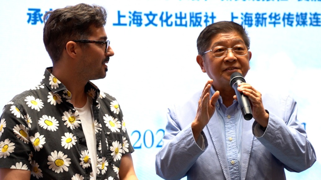 《上海市民生活記憶》發(fā)布現(xiàn)場,王汝剛教外國友人說上海話