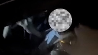 “私生粉”開(kāi)車(chē)尾隨并試圖沖撞范丞丞工作人員，被警方帶走處理