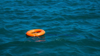 男童溺亡后父母起诉玩伴：非法定救助义务主体，不承担责任