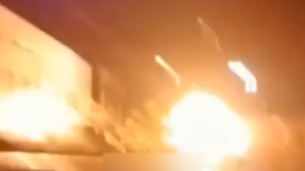 烏軍無人機(jī)呼嘯俯沖而下，夜襲俄本土火車站