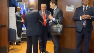 “特普會”幕后視頻公布：兩人私下閑聊，普京放松特朗普微笑