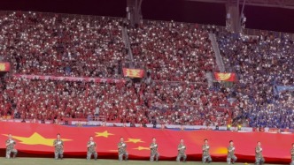 蘇超南通擊敗連云港豪取8連勝，現(xiàn)場球迷合唱《歌唱祖國》