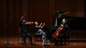 在三重奏中打開樂圣樂譜，三位音樂家上演“斗樂”派對
