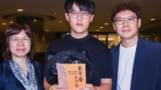 上博古埃及展迎来最后一位观众，馆长送上大礼包