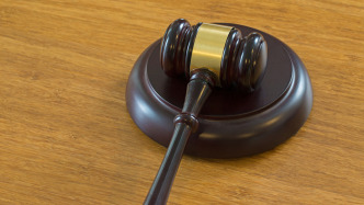 涉企行政強(qiáng)制典型案例：強(qiáng)拆樓頂商業(yè)廣告牌被判違法并賠償