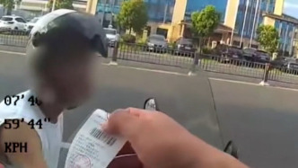 上午交警提醒“戴頭盔、勿酒駕”，男子不聽勸當晚醉駕追尾大貨車