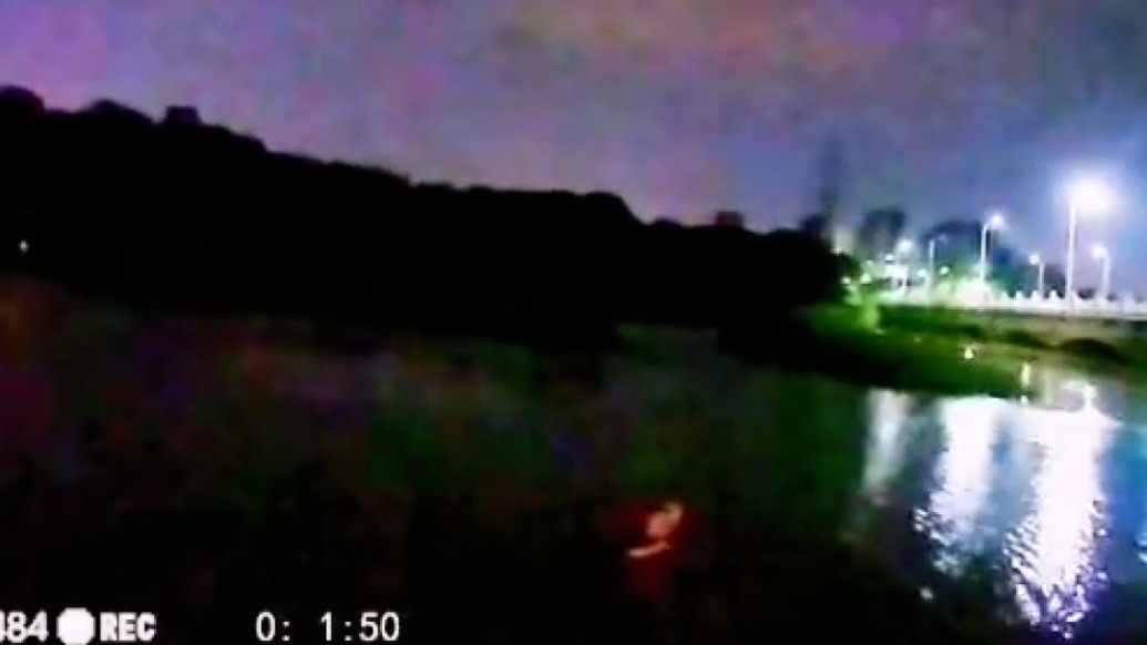 兩名男子酒后打賭跳下橋游泳，民警邊哄邊救