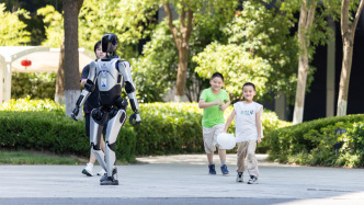 24小時機器人行走直播后，智元宣布機器人、靈巧手等六大產品線開售