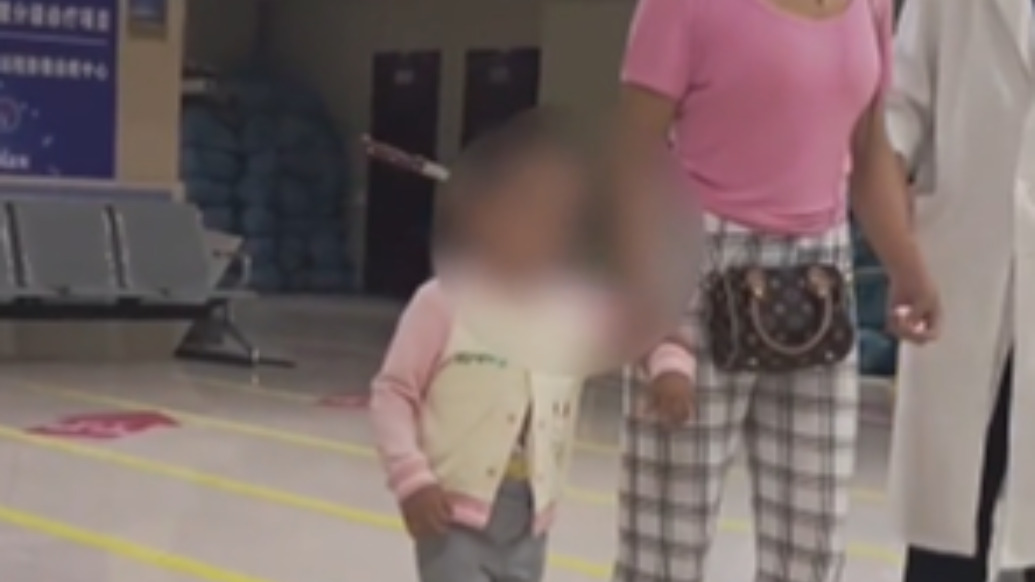 女童头上插刀系妈妈不慎刺入，警方认定系意外事件