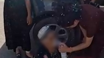 自驾遇到高反老人，小伙拿出自备的氧气瓶相助获赠哈密瓜