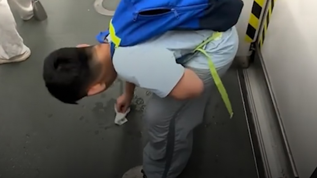 好棒的小孩哥！男孩把飲料灑在地鐵車廂后掏出紙巾主動擦干